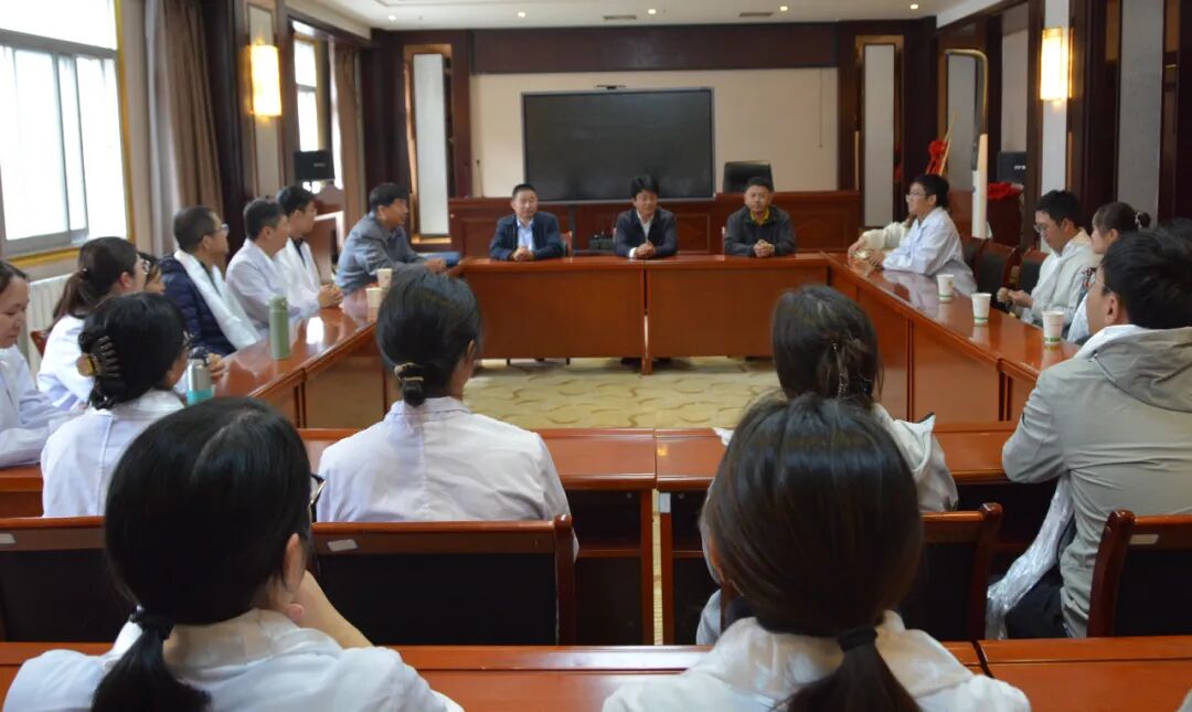 【致敬医者】医师节来临之际李涛副州长一行看望慰问在我院工作的对口帮扶医疗队及医务人员