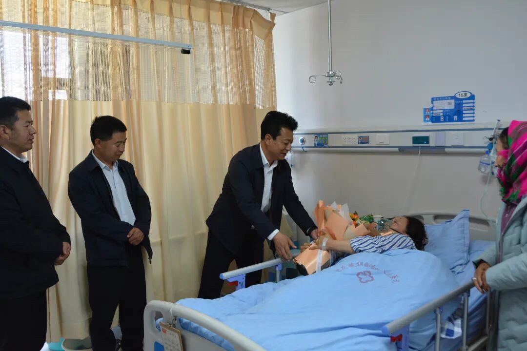 迪庆州人民政府副州长李涛到我院看望慰问车祸受伤医护人员