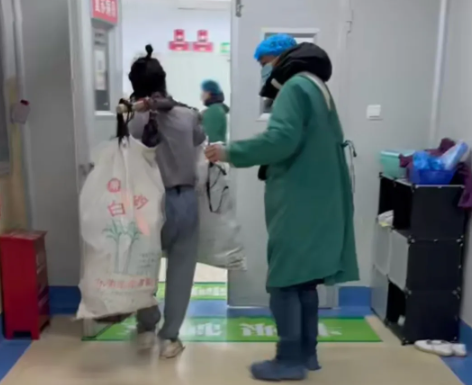 ICU里的特殊患者：一场跨越科室与职责的“身份”救援